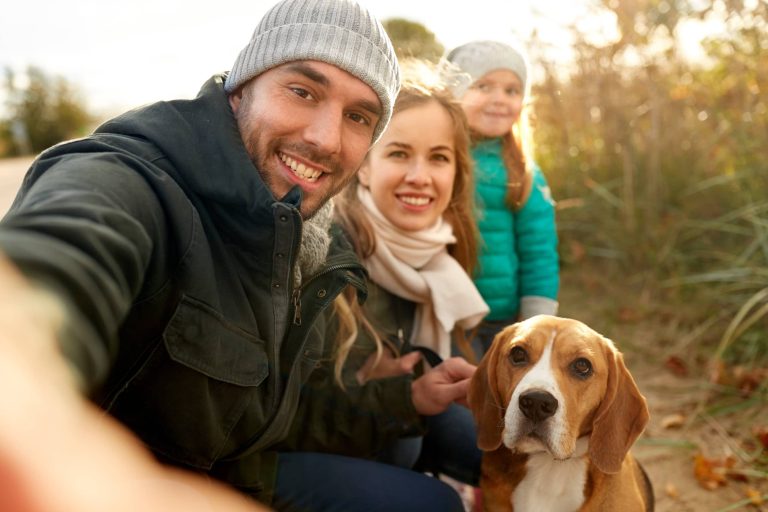 rodzina na spacerze z psem